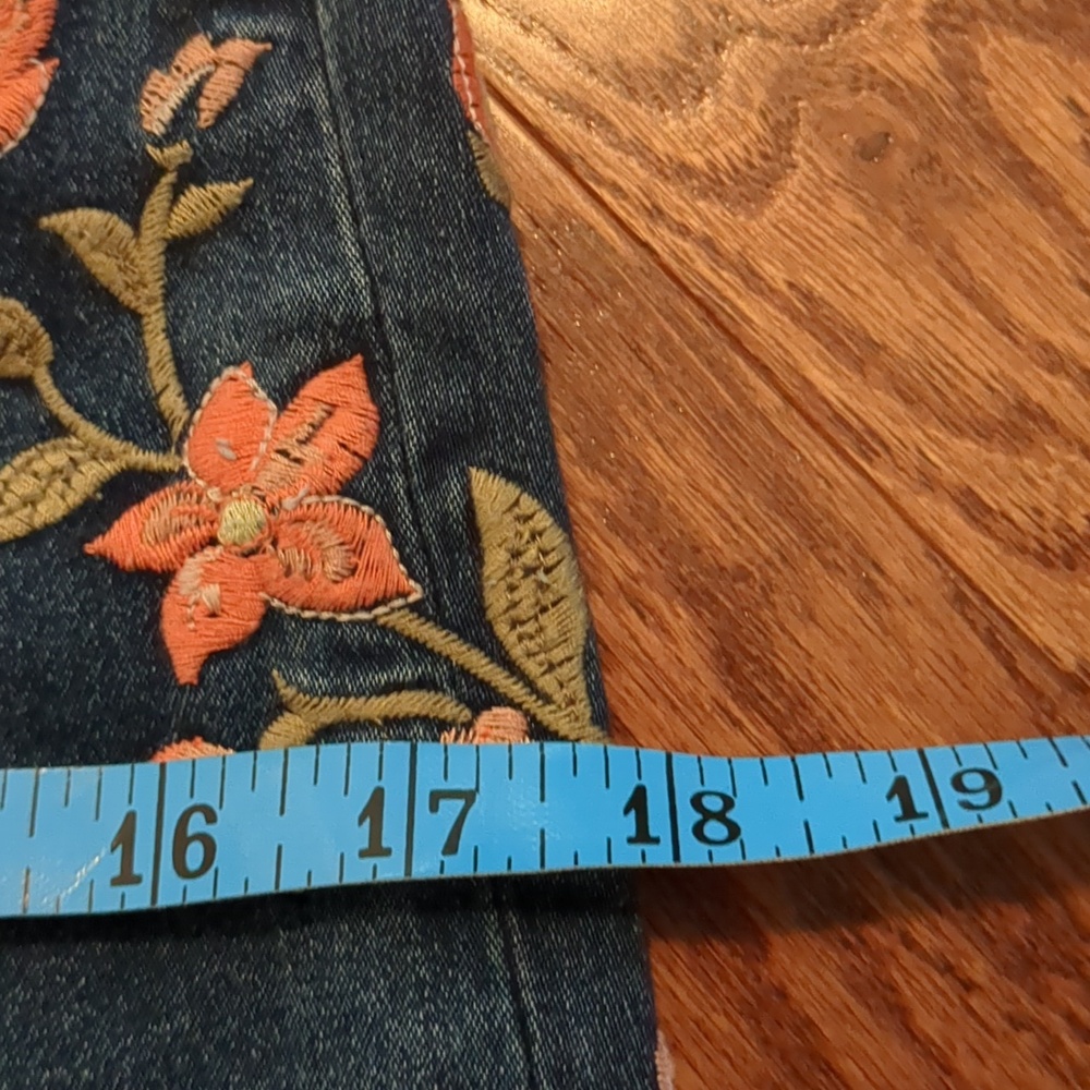 Embroidery Jeans - Picture 10 of 10